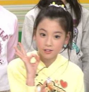 Ngay từ khi còn bé, Ayaka Miyoshi đã có nét mặt sắc sảo.