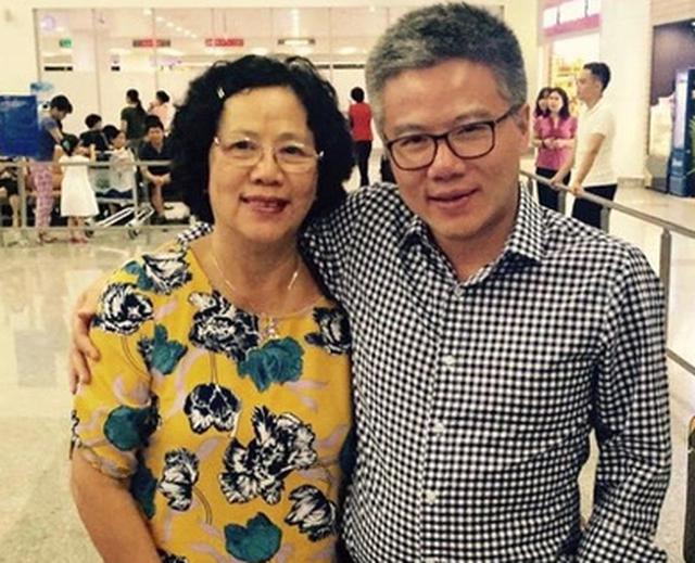 GS Ngô Bảo Châu và mẹ. Ảnh: NVCC.