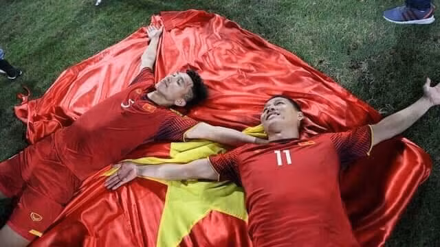 Fan phát hiện Văn Hậu bị thương ngay phần trán nhưng có lẽ thời khắc lịch sử này đã giúp chàng trai 19 tuổi quên đi mọi nỗi đau.