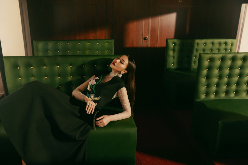 Họa tiết hoa ly mộc mạc, hương sắc biến những mẫu váy basic trở nên giá trị.