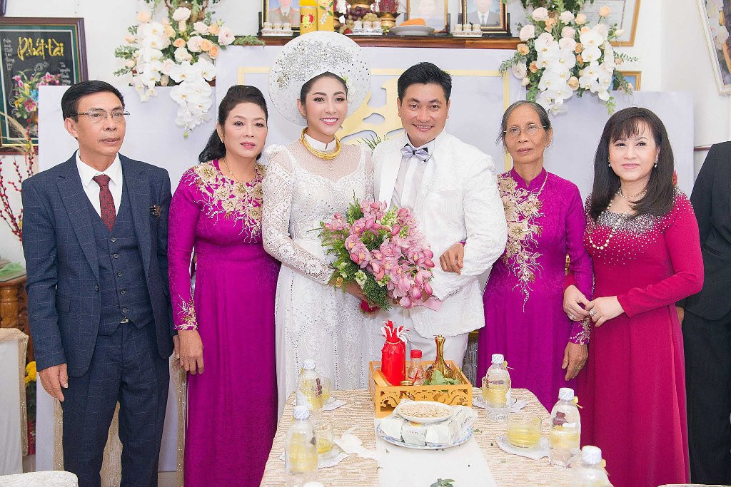 Vậy là mối duyên tình chớm nở từ 3 năm trước nay đã đơm hoa kết trái thật trọn vẹn trong sự thương yêu, chúc phúc của cả hai bên gia đình cùng thân tộc và anh em bạn bè.