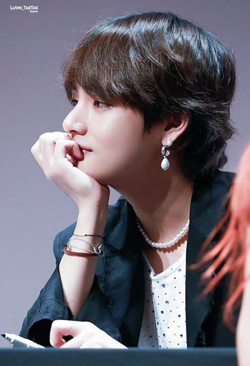 Anh chàng thường kết hợp trang phục nam tính cùng bông tai đính ngọc trai cỡ lớn, nhiều chi tiết cầu kỳ. Đi kèm là vòng cổ ngọc trai hay kiềng bạc nữ tính không kém.