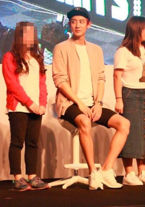 Chanyeol rõ là đang ngồi ghế, mà cao bằng người khác đang đứng là sao?