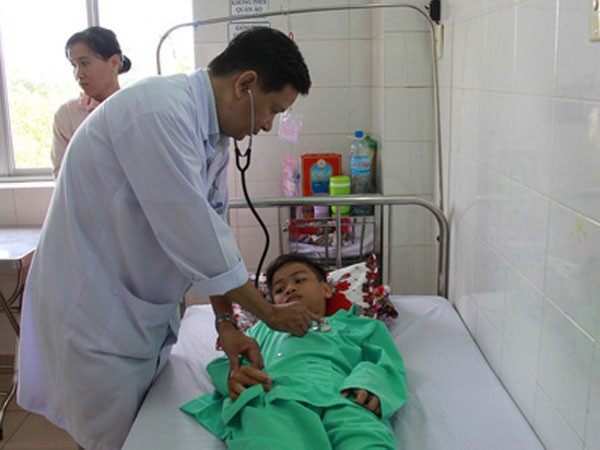 Em Đinh Hoàng V. đang được chăm sóc tại Bệnh viện Đa khoa Long An. (Ảnh: NLD.com.vn)