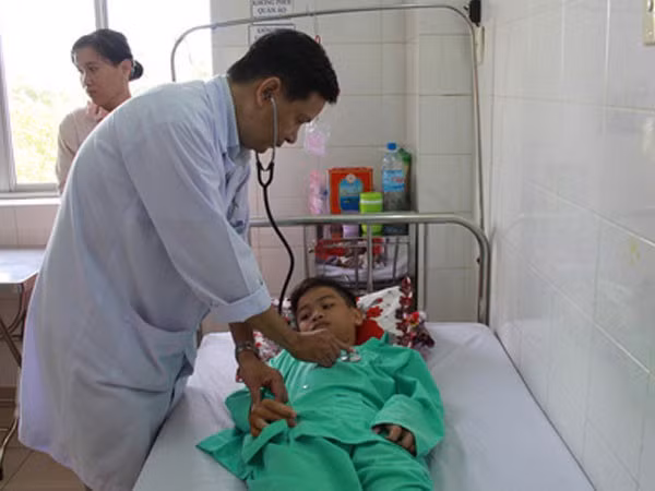Em Đinh Hoàng V. đang được chăm sóc tại Bệnh viện Đa khoa Long An. (Ảnh: NLD.com.vn)