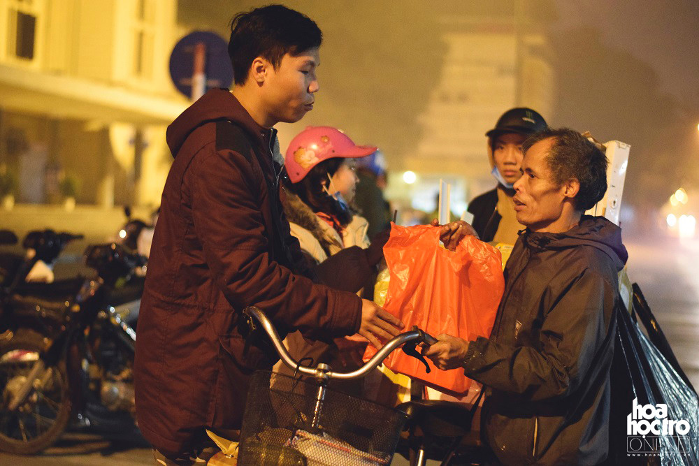 Ngay trước cửa ga Hà Nội vào hơn 2h sáng, món quà gửi tặng bác nhặt ve chai cùng những cái bắt tay ấm áp giữa đêm lạnh chúc bác năm mới an lạc.