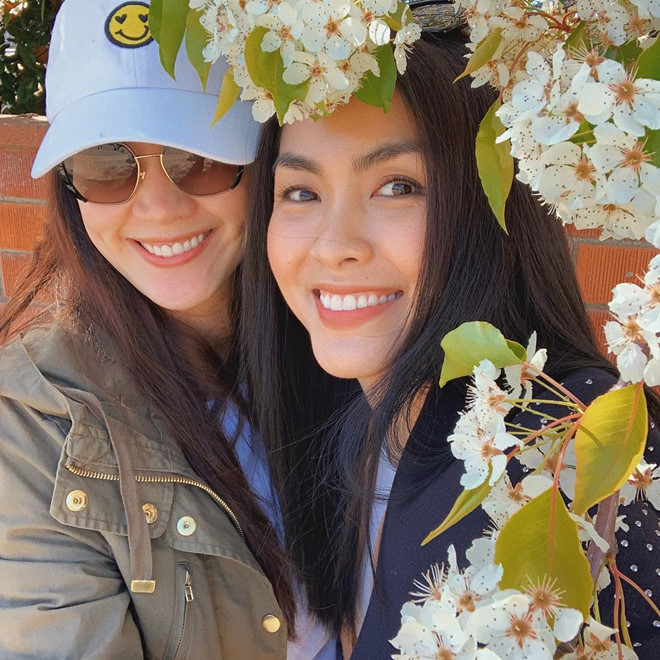 Gần đây nhất, trong dịp sang Mỹ thăm người bạn Thân Thúy Hà vừa sinh con, Tăng Thanh Hà cũng đã tranh thủ khoe ngay khoảnh khắc vui vẻ này trên trang cá nhân.