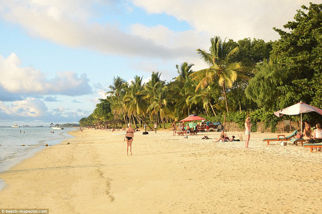 Bãi biển Trou aux Biches ở Mauritius được mô tả là một bãi biển thơ mộng và đẹp hơn rất nhiều ngoài đời thực.