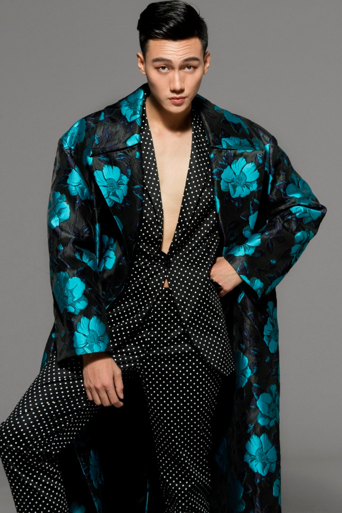 Còn với anh chàng quán quân The Face 2018, khi được kết hợp cùng mentor của mình cũng tỏ ra khá chững chạc. Còn với anh chàng quán quân The Face 2018, khi được kết hợp cùng mentor của mình cũng tỏ ra khá chững chạc.
