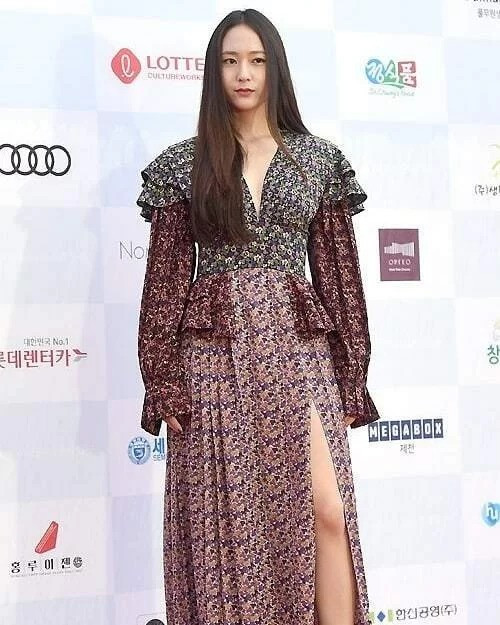 Xuất hiện tại Jecheon International Music & Film Festival 2019 (Liên hoan phim âm nhạc quốc tế Jecheon) ngày 8/8, Krystal mặc đứng đắn, già dặn. Cô nàng chọn diện chiếc đầm dài như 