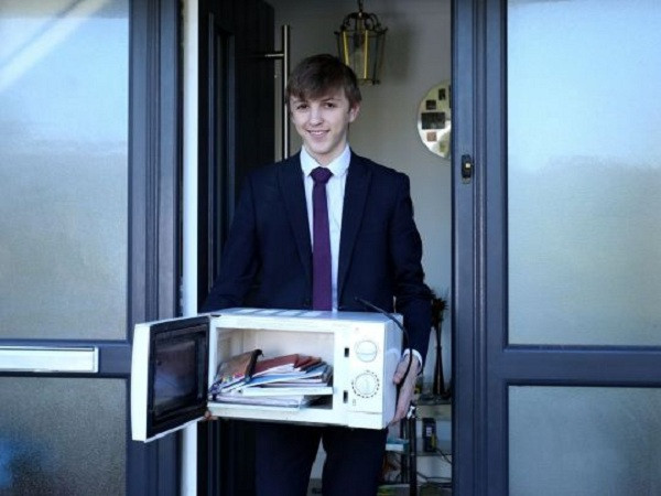 Trường cấm đeo balo, nam sinh mang hẳn lò vi sóng tới lớp học ảnh 2