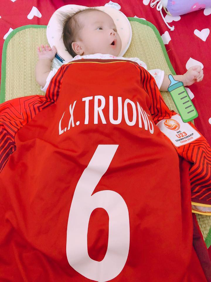 Ngọc Hải còn thường xuyên đăng ảnh con gái Sunny trước mỗi trận đấu để cổ vũ cho đội tuyển Việt Nam.