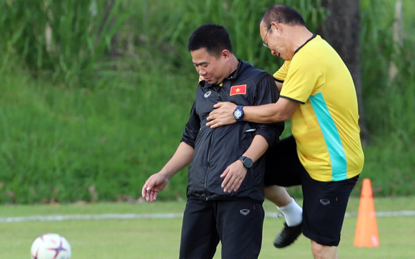 ... hay với các trợ lý.