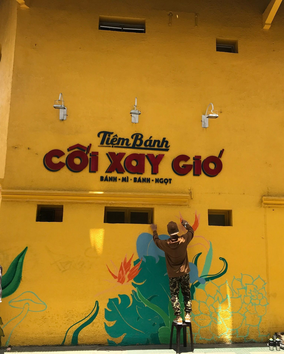 Câu chuyện lãng mạn phía sau hành động vẽ lên tường vàng của tiệm bánh Cối Xay Gió ảnh 3 Câu chuyện lãng mạn phía sau hành động vẽ lên tường vàng của tiệm bánh Cối Xay Gió ảnh 3