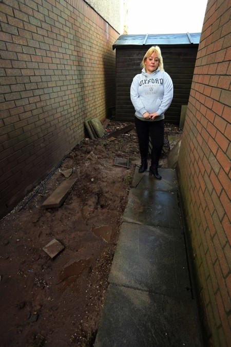 Bà Michelle James - một trong 2 người được bà Lee nhờ đào cái xác trong vườn lên.