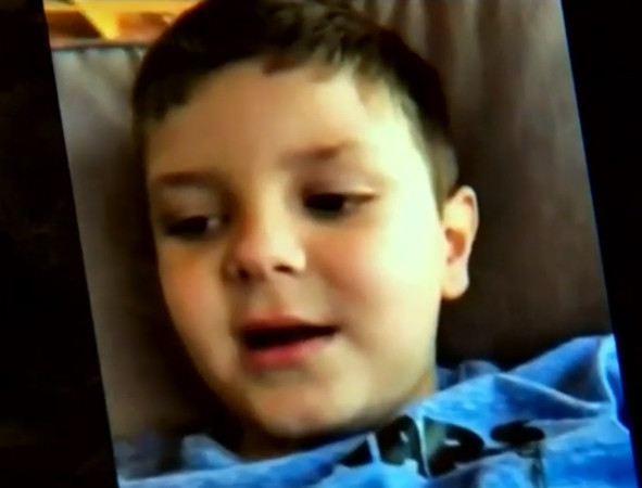 Cậu bé Landon lần đầu tiên đi máy bay một mình.