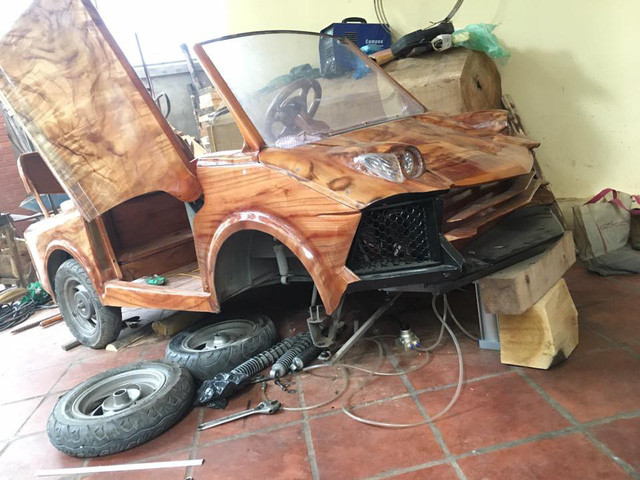 Chiếc xe ô tô gỗ trong thời gian đang hoàn thiện.