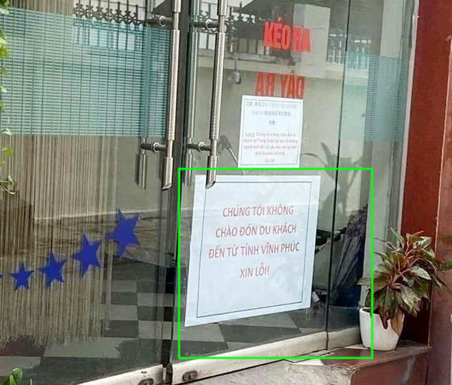 Tấm biển được treo ở một khách sạn trên phố Trần Duy Hưng.