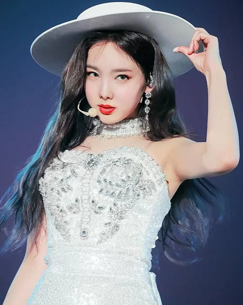 Kiểu áo lót dây trong này được cô nàng thường xuyên ưu ái.