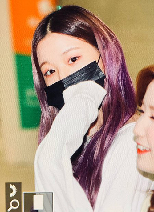 Won Young (IZONE) không quên đánh nhũ mắt lấp lánh, tông xuyệt tông màu tóc khi ra sân bay.
