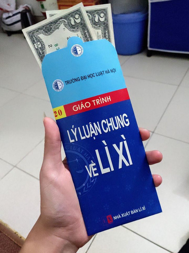 Mẫu bao lì xì “ám ảnh” bao thế hệ sinh viên của trường Đại học Luật Hà Nội. Ảnh: Ngô Minh Đức và HLU News