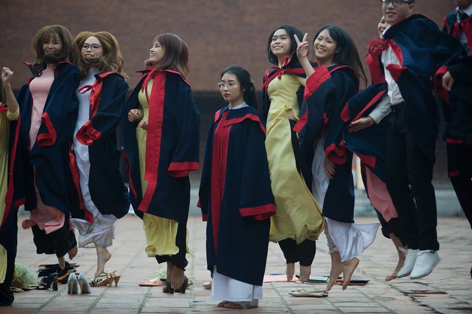 Đau chân quá, mình không nhảy nữa đâu, kệ mấy bạn...