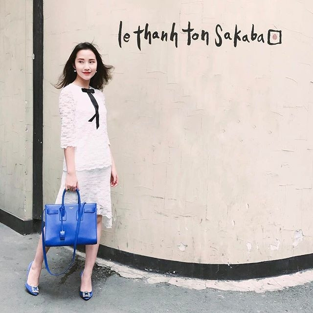 Không cần nói đâu xa, riêng về BST túi xách như màu Royal Blue từ thương hiệu YSL đã xấp xỉ 50 triệu đồng.