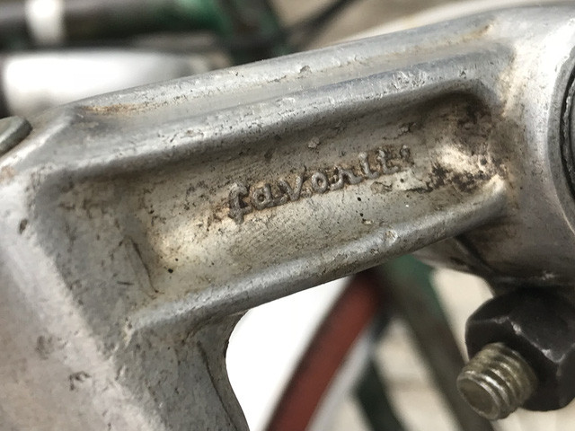 Phần chữ Favorit dập nổi, đây là những liên kiện nguyên bản của xe.