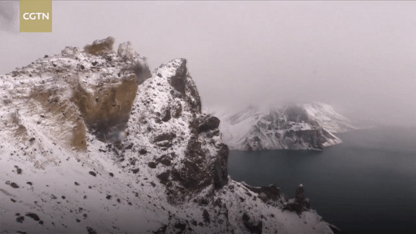 Tuyết bất ngờ rơi quanh khu vực núi Trường Bạch dù đang giữa hè