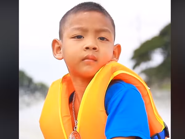 Khuôn mặt, cawpk mắt rất chăm chú nhìn đường.