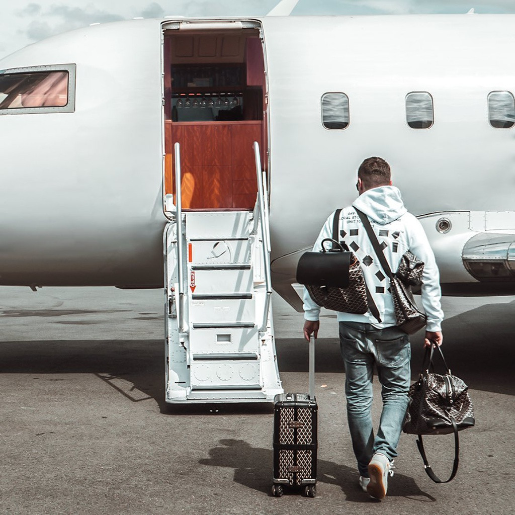 Rich kid khoe ảnh dùng máy bay, du thuyền riêng giữa mùa dịch Covid-19. Ảnh: richkidoflondon.