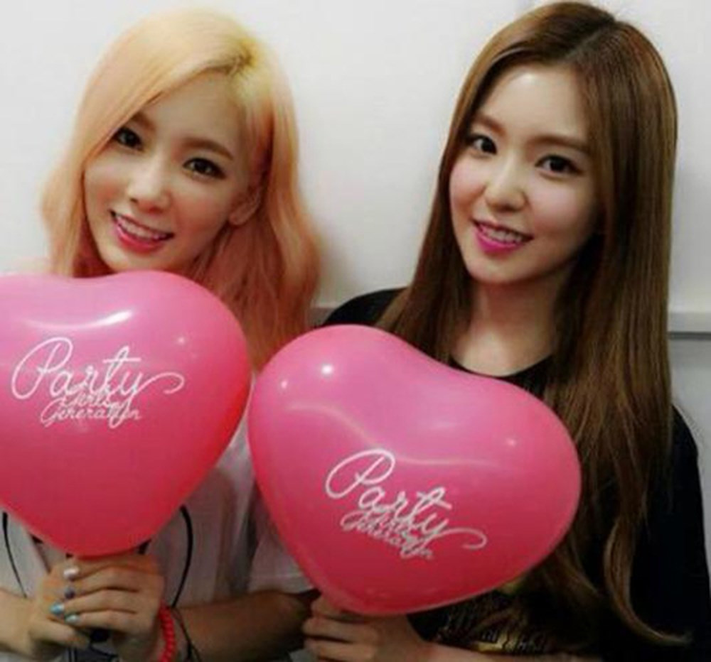 Lại một tấm hình chụp chung khác cho thấy hai cô gái nhìn như chị em một nhà. Từ khuôn mặt thon thả, nụ cười đến ánh mắt vui vẻ, thần thái tự tin đều rất giống nhau.