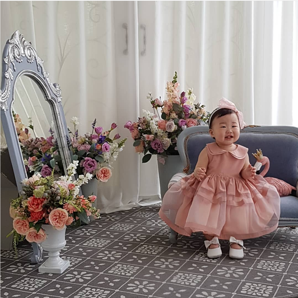 Em bé nổi tiếng với biểu cảm khóc mếu, nhưng khi cười cũng không kém phần đáng yêu!