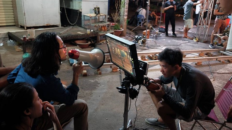 Đạo diễn trẻ Phạm Thiên Ân đang chỉ đạo diễn xuất tại bối cảnh quay ở Biên Hòa (Đồng Nai)