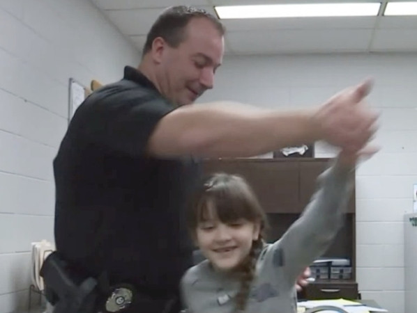 Chú Harvey và Avey tập khiêu vũ trước ngày dạ hội.