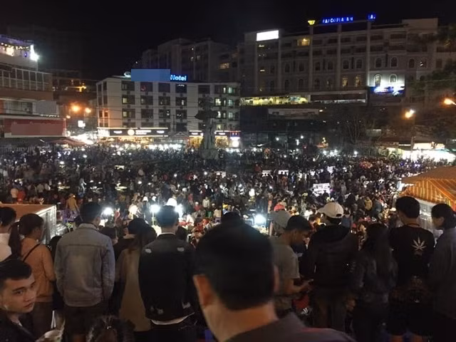 Biển người và sau đó là... biển rác thải.