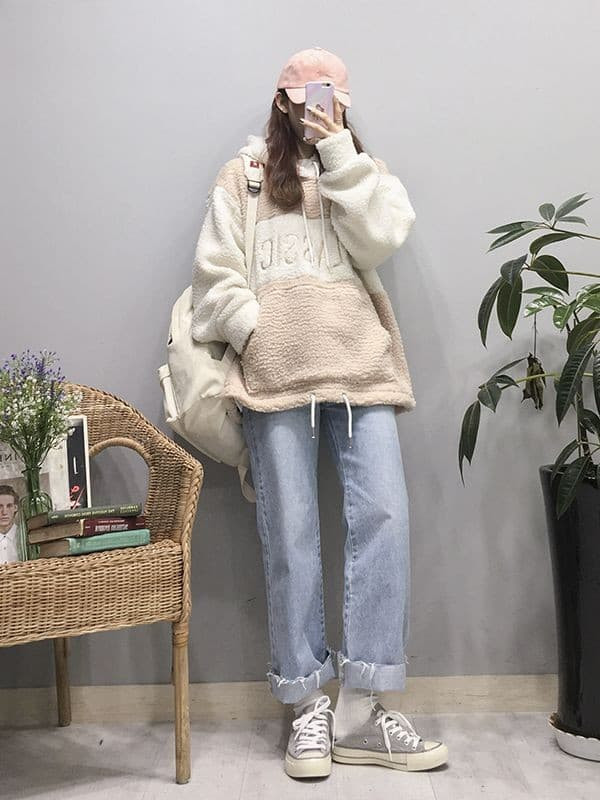 Quần Jeans ống rộng vừa phải gấp gấu lớn chính là mẫu quần làm mưa làm gió từ đầu mùa đến này. Kiểu quần này trông vừa bắt mắt lại còn khá dễ phối đồ nên được các bạn trẻ cực kỳ yêu thích. Teen có thể kết hợp mẫu quần này cùng áo hoodie, thêm và phụ kiện đơn giản như balo và mũ lưỡi trai.