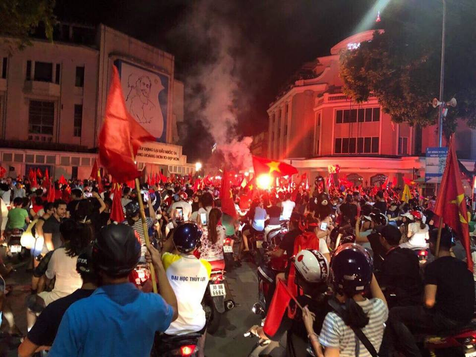 Pháo sáng rực cháy ăn mừng chiến tích mà thầy trò HLV Park Hang Seo tạo nên tại giải ASIAD năm nay (Ảnh: Bùi Hùng).