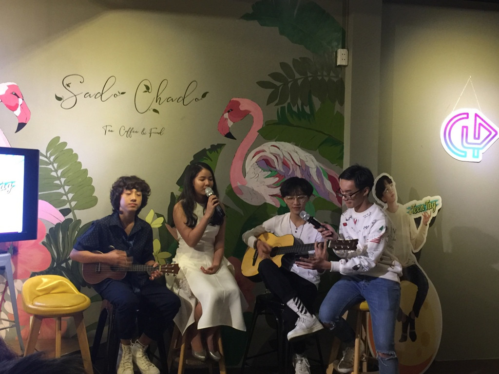 Gia Khiêm (ngoài cùng bên trái) với sự thay đổi khác lạ về ngoại hình.