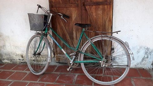 Ba năm qua, cô học trò nghèo đi học trên chiếc xe đạp Thống Nhất cũ.