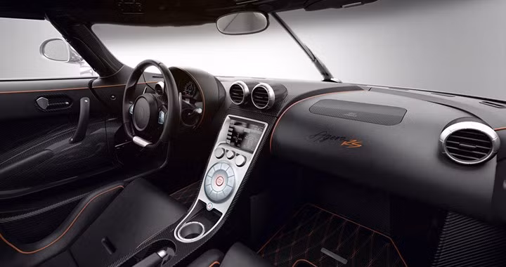 3. Koenigsegg Agera RS: Dù nội thất không được ca ngợi nhiều như Pagani, nhưng nội thất trên xe vẫn trang bị các vật liệu cao cấp. Vào đầu năm nay Koenigsegg đã chính thức dừng sản xuất. Khoang nội thất thiết kế khá đơn giản nhưng điểm nhấn trên chiếc xe là vật liệu sợi carbon dày đặc là điểm đáng chú ý cho chiếc xe hơn 1,6 triệu USD.