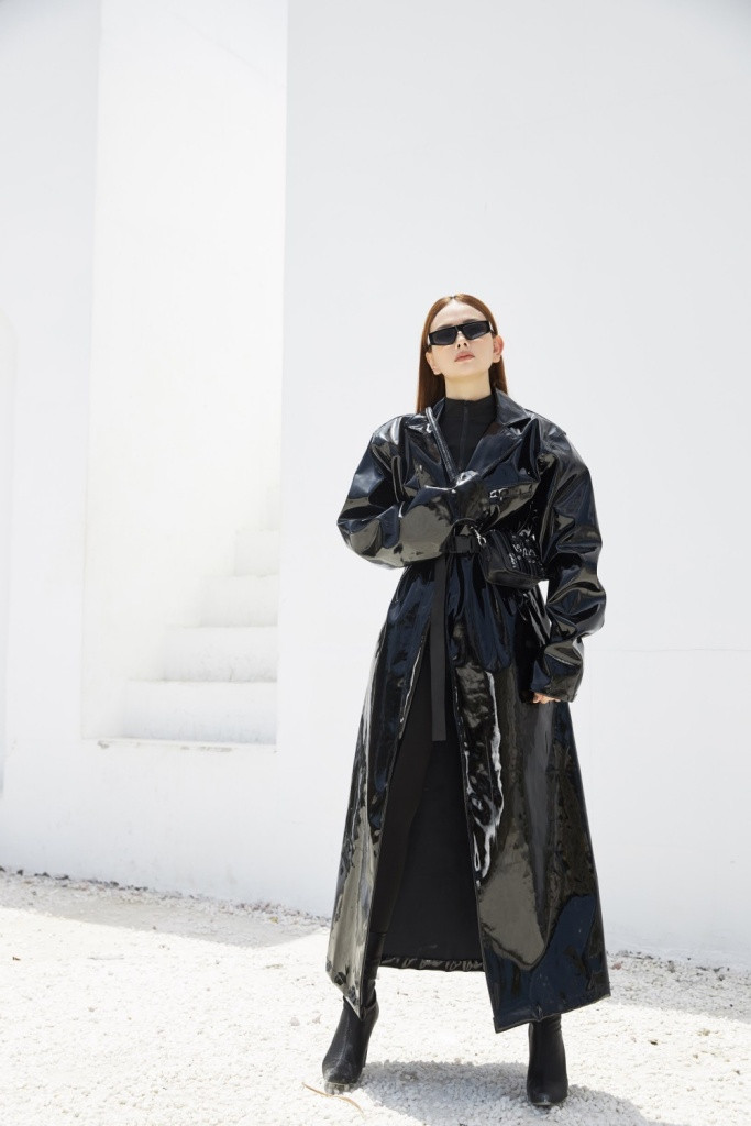 Nắm bắt trend thời trang nhựa dẻo đang quay trở lại mạnh mẽ, Thu Thủy khoát lên mình áo khoác chất liệu nhựa dẻo PVC oversize mang hơi hướng thập niên 80 màu đen ấn tượng.