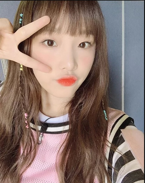 Mái tóc Yena ấn tượng hơn nhờ thắt bím, buộc dây chun pastel. Thành viên nhóm IZONE được nhiều người khen hình ảnh trẻ trung, tinh nghịch.