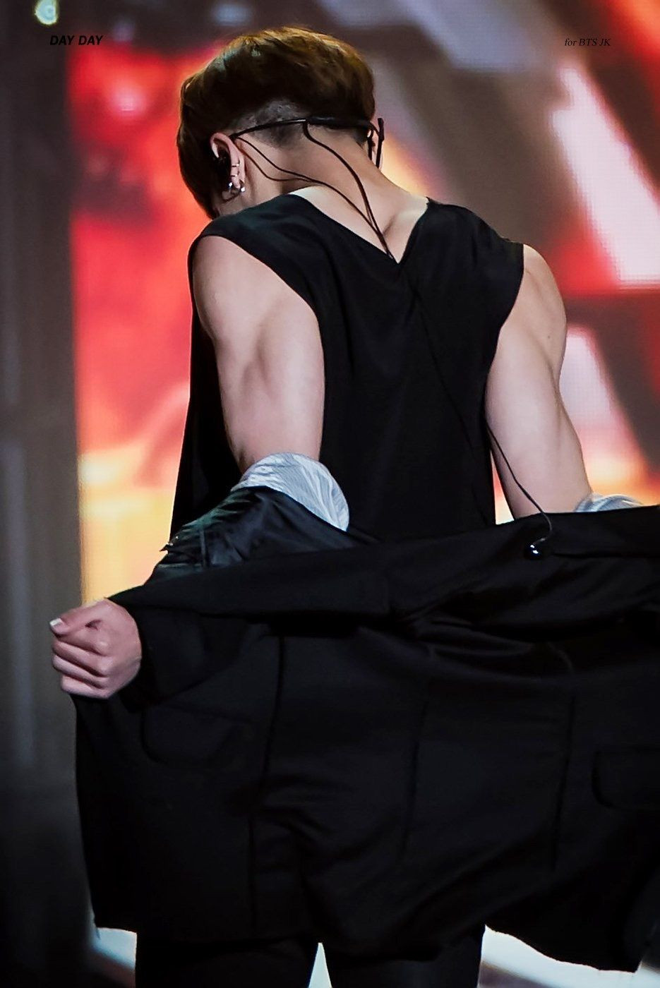 Giờ thì fan đã hiểu vì sao các đàn anh của BTS rất nể khoản cơ bắp của em út Jungkook.