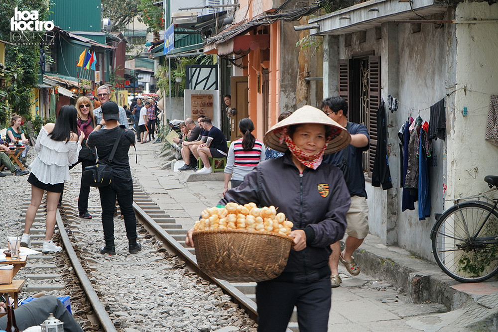 Mọi hoạt động buôn bán đều xuất hiện trong khu xóm nhỏ này.