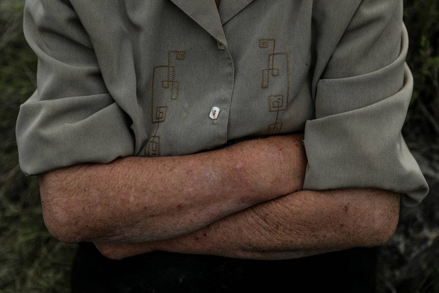 Bà Sinforosa đứng nghỉ ngơi một lúc sau khi làm việc.