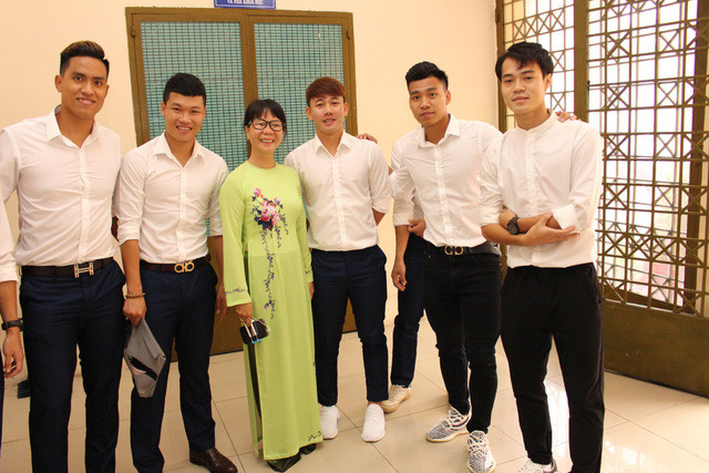 Các cầu thủ HA Gia Lai tham dự lễ khai giảng, trở thành sinh viên năm cuối.