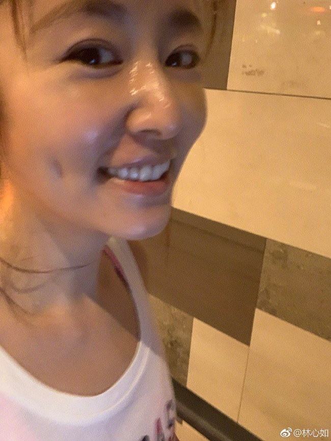 Lâm Tâm Như tập luyện đến mức toát mồ hôi.