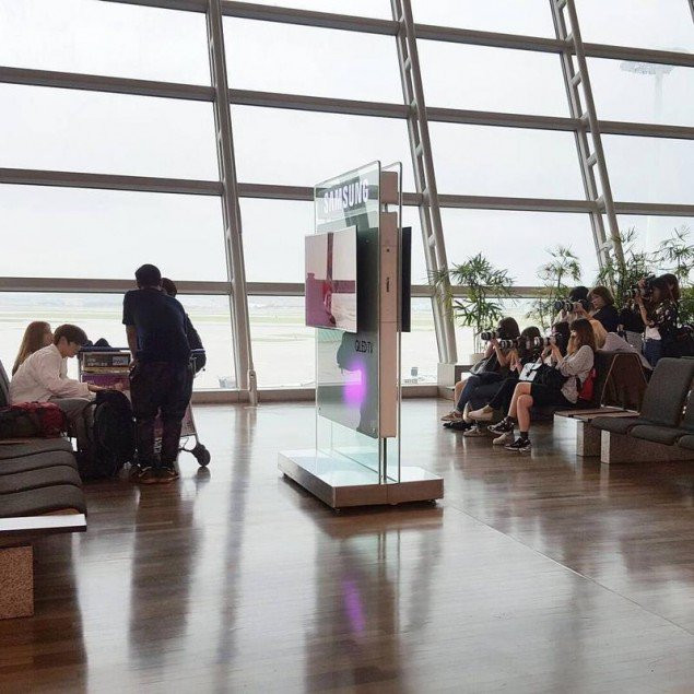 Idol làm gì thì cứ làm, masternim chụp thì cứ chụp thôi. Chắc hẳn các idol đã quen với việc sống chung với ống kính máy ảnh rồi, nên cứ tỉnh queo trò chuyện ăn uống.