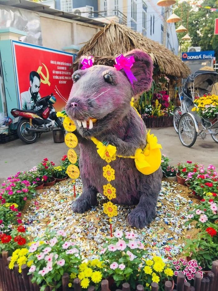 Bức tượng linh vật chuột tại Củ Chi đang là đề tài bàn luận xôn xao trên mạng xã hội.